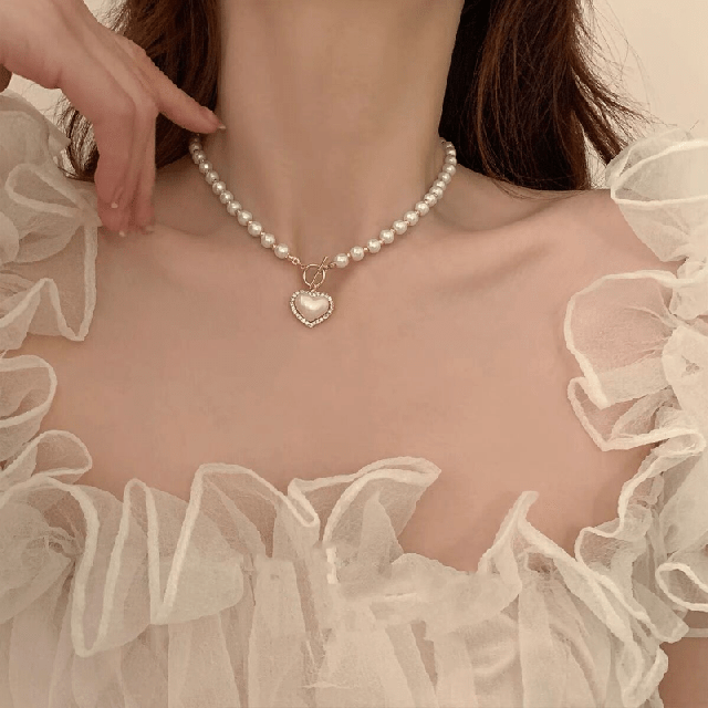 Čudovita ogrlica s perlicami in obeskom srca